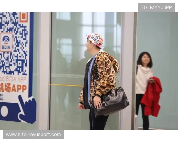 世界冠军身穿奇装异服亮相机场，引爆时尚潮流