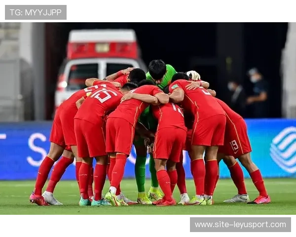 国足新星连突两人，助攻队友完成破门